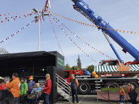 907023 Afbeelding van leden van de muziekvereniging 'De Bazuin de Meern' op het grote parkeerterrein aan het begin van ...